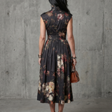 Greta | Abito Midi Plissettato a Fiori con Collo Alto e Apertura a Chiave